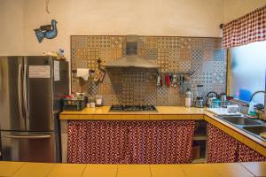 a kitchen with a stove and a refrigerator at Casa Tequio in San Cristóbal de Las Casas