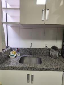 Una encimera de cocina con un fregadero y una olla. en Refúgio pôr do sol Fe, en Marechal Cândido Rondon 22 fotos más