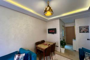 马拉喀什NS 53 by KMREI Properties的一间设有桌子和墙上时钟的餐厅