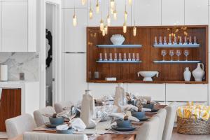 Un comedor con una mesa larga y sillas. en Villa Seminole, en Fort Lauderdale