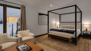 En eller flere senge i et værelse på Wildhorse Chalet + 18 billeder