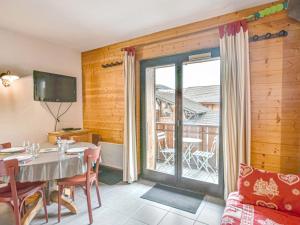 TV a/nebo společenská místnost v ubytování Studio cosy centre-village avec balcon, parking, cuisine équipée - FR-1-685-50