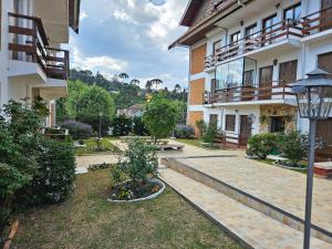 a courtyard of a building with a street light at Capivari Flat in Campos do Jordão