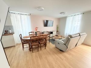 a living room with a table and a couch at Vinci Vibes - Maison cool pour des voyageurs cool in Amboise