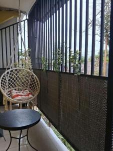 porche con columpio, mesa y silla en Nonolodge, en Pamandzi