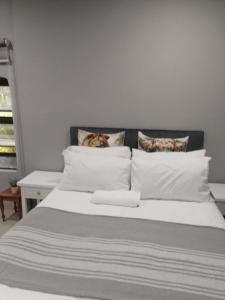 Ένα ή περισσότερα κρεβάτια σε δωμάτιο στο St Lucia Safari Lodge Two Bedroom Unit