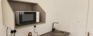 TV a/nebo společenská místnost v ubytování Riverside Inn
