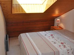 a bedroom with a bed and a skylight at Charmant 3 pièces au cœur d’Abondance avec Multi Pass à 3€/jour/personne – Parking et balcon ouest - FR-1-692-62 in Abondance