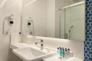 Koupelna v ubytování Ramada Hotel & Suites by Wyndham Izmir Kemalpasa
