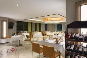 Nápoje v ubytování Ramada Hotel & Suites by Wyndham Izmir Kemalpasa
