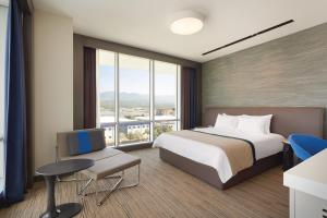 Postel nebo postele na pokoji v ubytování Ramada Hotel & Suites by Wyndham Izmir Kemalpasa