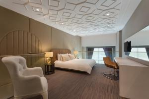Postel nebo postele na pokoji v ubytování Ramada Hotel & Suites by Wyndham Izmir Kemalpasa