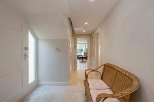 un pasillo con un banco de madera en una casa en Cece, en Londres
