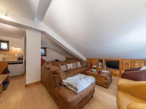 un salon avec un canapé et une table dans l'établissement Duplex 3 pièces avec wifi et parking, 6 pers., au pied des pistes à Val-d'Isère - FR-1-694-422, à Val dʼIsère