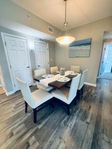 Un comedor con una mesa y sillas blancas. en A Wave From it All, en Destin
