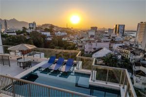 une piscine sur un balcon avec vue sur la ville dans l'établissement Luggo Mauá - Rio de Janeiro, à Rio de Janeiro