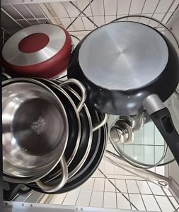 una pila di pentole e padelle sul bancone della cucina di Refúgio Urbano Piscina, Churrasqueira e Conforto a Presidente Prudente Altre 31 foto