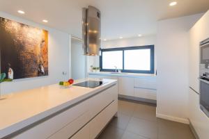 Una cocina con gabinetes blancos y un fregadero. en Extra Luxurious Apartment on the Beachfront., en Salinetas 52 fotos más