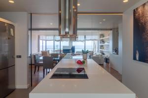 cocina y sala de estar con una gran encimera blanca en Extra Luxurious Apartment on the Beachfront., en Salinetas