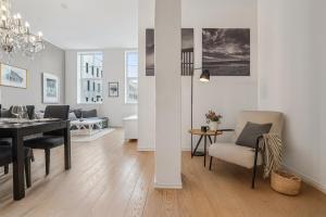 Una sala de estar y un comedor con mesa y sillas. en Charming Retro-Modern Apartment in Centrum North, en Tromsø