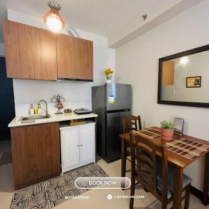 a small kitchen with a table and a refrigerator at Casa Byahe in Suba
