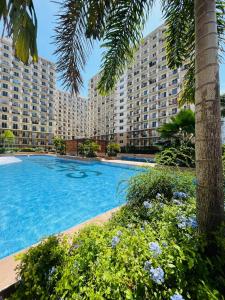 a large swimming pool in front of a large building at Casa Byahe in Suba