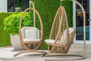 un par de sillas de mimbre sentadas en un patio en Villa Seminole, en Fort Lauderdale