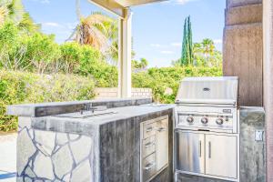 Kuchyň nebo kuchyňský kout v ubytování Your Relaxing Getaway Private Villa with Pool & Spa