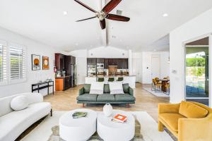 Posezení v ubytování Your Relaxing Getaway Private Villa with Pool & Spa