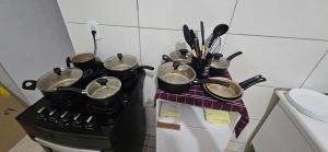 a bunch of pots and pans on top of a stove at Casa 2 Quartos parte superior espaço inteiro in Indaiatuba