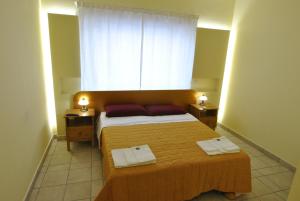 sypialnia z łóżkiem i dwoma ręcznikami na nim w obiekcie Roma Tourist House w Rzymie
