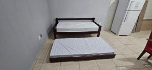 two beds sitting on the floor in a room at Casa 2 Quartos parte superior espaço inteiro in Indaiatuba +13 photos