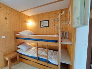 a bunk bed room with two bunk beds in a cabin at Appartement cosy à Méaudre - 2 chambres, 5 pers, parking, lave-linge - FR-1-737-39 in Méaudre