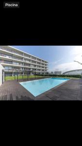 ein großes Apartmenthaus mit großem Pool in der Unterkunft Casa Martins in Porto