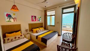 Postel nebo postele na pokoji v ubytování Bunk Hostel Rishikesh