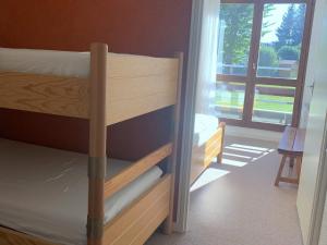 a couple of bunk beds in a room with a window at Appartement avec balcon exposé sud, 40 m², proche centre et pistes - Autrans, 6 pers. - FR-1-737-47 in Autrans