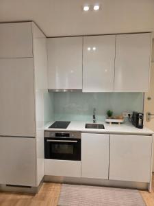 eine weiße Küche mit Herd und Spüle in der Unterkunft Casa Martins in Porto + 13 Fotos