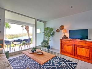 Μια τηλεόραση ή/και κέντρο ψυχαγωγίας στο Studio Bambou à deux pas de la plage d'Orient Bay - FR-1-734-39