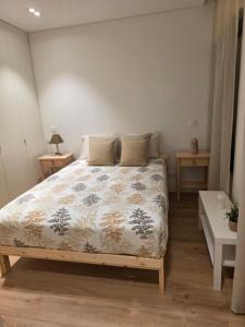 ein Schlafzimmer mit einem Bett und zwei Nachttischen in der Unterkunft Casa Martins in Porto