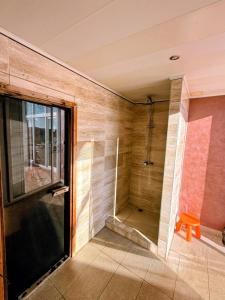 una doccia in una stanza con una porta scorrevole in vetro di Апартамент Елегант - спа комплекс Аква Терми a Krasnovo