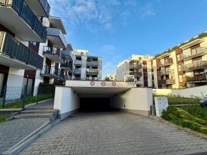 un garaje frente a un edificio en Aluzyjna Residence by JumpInHere, en Varsovia