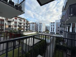 Apartamento con balcón con vistas a la calle. en Aluzyjna Residence by JumpInHere, en Varsovia 3 fotos más