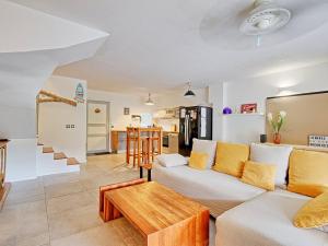 un salon avec un canapé et une table dans l'établissement Cocotier Charme, Confort & Détente près dOrient Bay - FR-1-734-78, à Cul de Sac