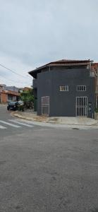 un edificio negro al costado de una calle en Loft A Hospede-se em Frente ao Parque ecológico, en Indaiatuba