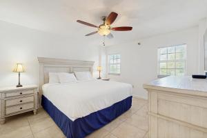 a bedroom with a bed and a ceiling fan at Molliner Vacation Retreat in Tavernier +20 photos