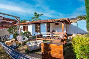 eine Hängematte vor einem Haus in der Unterkunft Exclusiva cabaña con tina en piedra, fogata y cine in Villa de Leyva