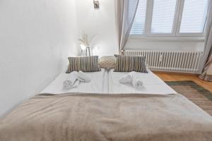 Crans-Montana - Studio centre 2 pers - Rue du Prado في Lens: غرفة نوم بها سرير كبير عليه ثلاث قبعات +7 صور