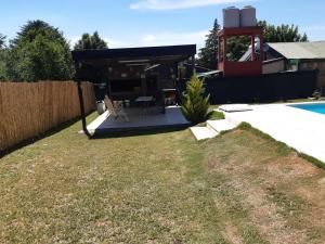 a backyard with a swimming pool and a house at La Orlinda in Potrero de Garay