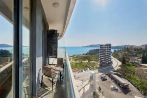 un balcon d'un immeuble avec vue sur l'océan dans l'établissement Skyline resort CG, à Budva