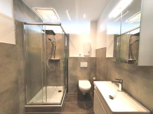 DANESSI-Familie,Business,nahe Koblenz,6 Personen,Saniert,direkte Anbindung Industriegebiet,TV Kingsize Boxspringbett في مولهايم-كيرليش: حمام مع دش ومرحاض ومغسلة +11 صورة